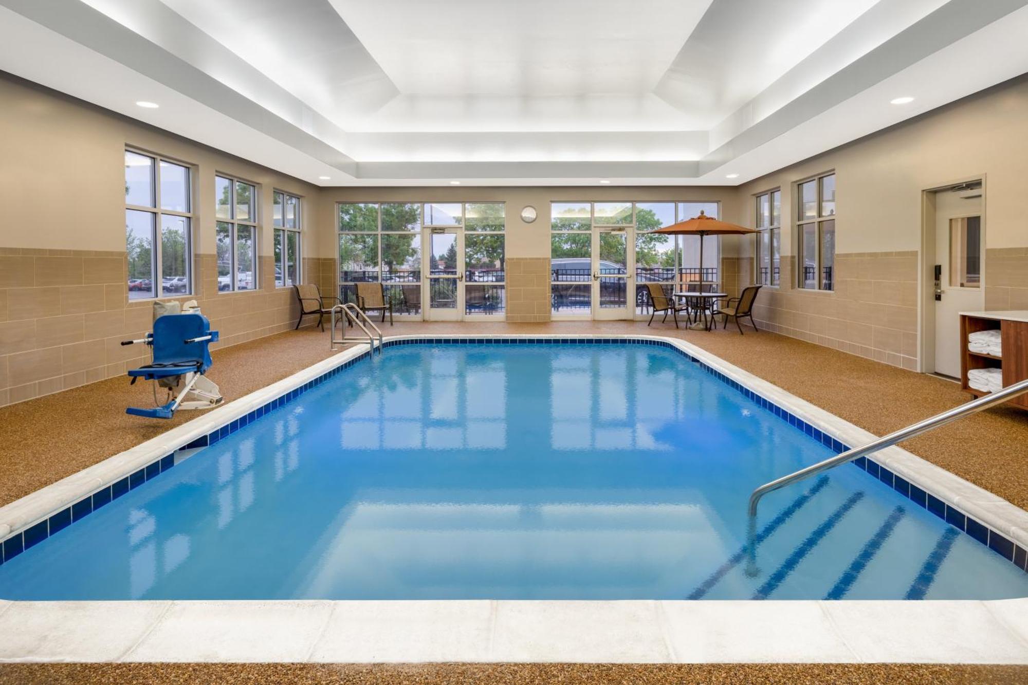 Holiday Inn Express & Suites Colorado Springs-Airport By Ihg Buitenkant foto
