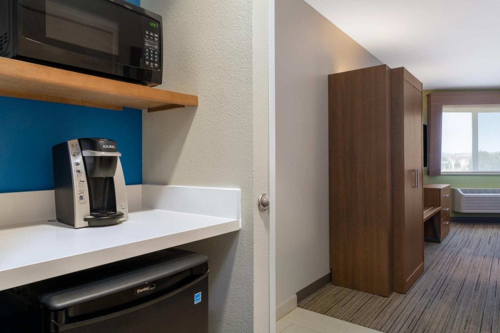 Holiday Inn Express & Suites Colorado Springs-Airport By Ihg Buitenkant foto