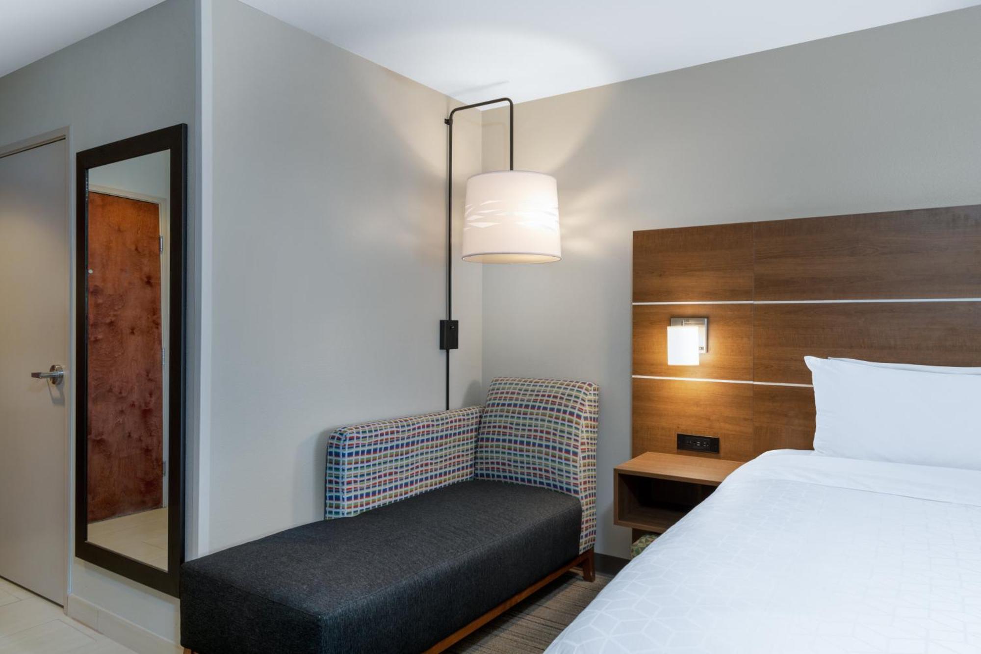 Holiday Inn Express & Suites Colorado Springs-Airport By Ihg Buitenkant foto